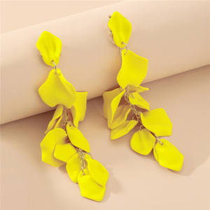 Nouvelles boucles d'oreilles longues en forme de pétale de rose écologique pour femmes Design irrégulier avec appel noble et boucles d'oreilles de style élégant - Product Image 3
