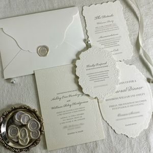 Suite d'invitations de mariage florales blanches haut de gamme avec détails en relief, cartes découpées, ruban, enveloppe et sceau de cire pour mariages de boutique - Product Image 2