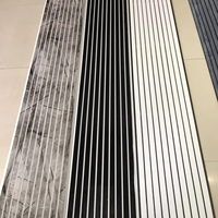 Panneaux Cannelés PVC Ligne Dorée Premium Ignifuges et Résistants à l'Humidité pour Murs Décoratifs Intérieurs et Plafonds Suspendus pour Appartement pour l'Inde
