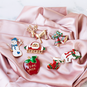 Spilla in metallo verde mela di lusso europea vari disegni di natale serie pupazzo di neve alla moda accessorio spilla - Product Image 1