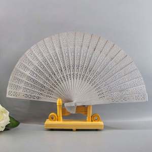 Éventail pliant chinois personnalisé de 23 cm en bois, artisanat en bambou, modèle sculpté et peint style Japandi pour souvenirs et cadeaux de mariage - Product Image 6