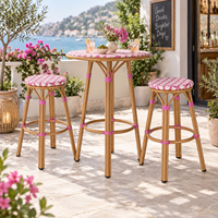 Tabouret de bar extérieur commercial de style bistrot français, chaise haute de comptoir avec siège en rotin tressé et structure en aluminium pour café et restaurant