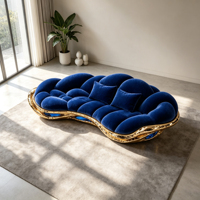 Canapé de luxe courbé en velours bleu roi capitonné avec base texturée or brillant, coussin à bulles et structure intégrée en fibre de verre