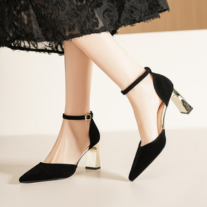 Sandalias de tacón medio grueso con punta en punta y correa en el tobillo, de terciopelo rojo, para un look elegante en bodas. - Product Image 3