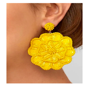 Pendientes bordados amarillos inspirados en la naturaleza para mujer Diseño de flores ecológico Joyería tejida a mano para fiestas - Product Image 1