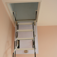 Échelle de grenier escamotable moderne et pliable, escalier dissimulé, verrouillage manuel, marches antidérapantes, capacité de charge de 300 kg pour usage quotidien dans les greniers résidentiels