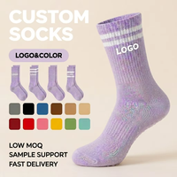 Chaussettes de yoga côtelées violet clair avec logo personnalisé pour femmes, antidérapantes, avec bande blanche et grip en silicone transparent pour Pilates et gym