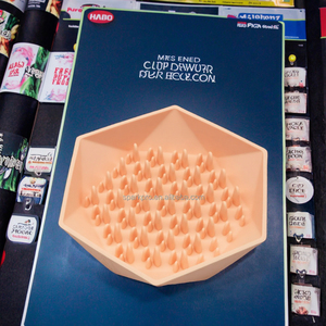 Cuenco para perro de silicona hexagonal personalizado con succión, alimentador lento sin derrames, patrón sólido único - Product Image 2