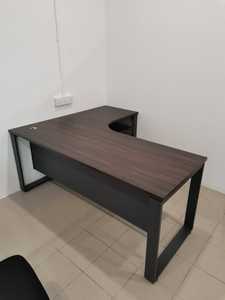 โต๊ะประชุมสำนักงานรูปตัวแอลทันสมัย ทำจากเมลามีนเคลือบลามิเนต ขาโลหะ ดีไซน์ทนทาน เหมาะสำหรับใช้งานเชิงพาณิชย์ องค์กร และที่บ้าน - Product Image 6