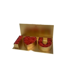 Vente en gros de boîtes-cadeaux en carton floral laminé mat 'I <span class=keywords><strong>Love</strong></span> You U' Boîtes florales vides en forme de lettre imprimées Matériaux recyclés - Product Image 1