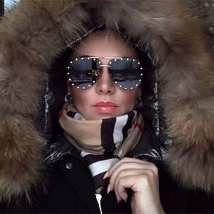 Gafas de Sol de Moda con Logotipo Personalizado de Lujo al por Mayor, Gafas de Sol Extra Grandes para Mujer, Protección UV400, Gafas de Sol con Remaches Metálicos para Mujer - Product Image 5