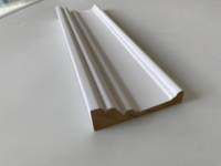 Moulures décoratives blanches apprêtées à joint de doigt pour murs et plinthes, idéales pour les applications hôtelières et hospitalières