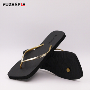 Sandalias <span class=keywords><strong>minimalistas</strong></span> negras con logotipo en relieve sólido al por mayor, <span class=keywords><strong>chanclas</strong></span> con diseño de correa en T doradas llamativas, <span class=keywords><strong>chanclas</strong></span> para <span class=keywords><strong>mujer</strong></span> - Product Image 6