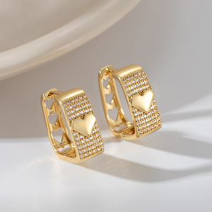 Boucles d'oreilles clous en forme de cœur micro-pavées de zircon, couleur or, design géométrique, boucles d'oreilles manchette tendance - Product Image 3