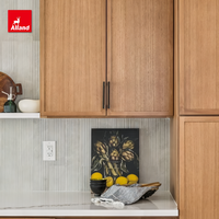 Armoires de cuisine Alland en bois naturel, style luxueux discret, finition teintée en noyer, avec quincaillerie en laiton