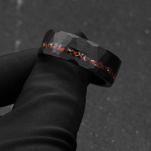 Bague alternative en tungstène <span class=keywords><strong>noir</strong></span> texturé martelé pour homme avec incrustation de météorite et d'os de dinosaure Bague en carbure de tungstène plaqué <span class=keywords><strong>noir</strong></span> - Product Image 6