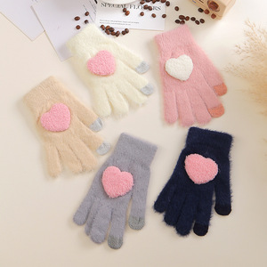 Gants en tricot chauds pour femmes, compatibles avec les écrans tactiles, pour les trajets hivernaux, doux et épais, à cinq doigts, avec motif cœur rose - Product Image 1