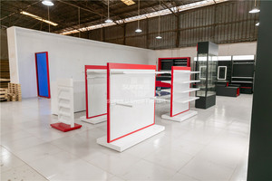 Meubles de présentation pour magasin de badminton rouge - Comptoir de vente au détail, étagères murales et rayonnages LED pour boutique de sport - Product Image 2