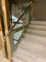 Balustrade contemporaine en verre et acier inoxydable doré brossé pour terrasse, balcon, escalier et villa