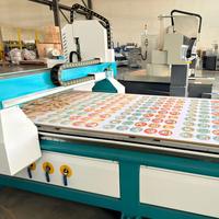 Machine de découpe et de gravure CNC pour la signalétique professionnelle, idéale pour les ateliers de signalétique, la gravure et la découpe de PVC, acrylique, aluminium et Alucobond.