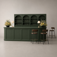 Comptoir de bar de luxe vert foncé pour mariage, avec panneau rainuré vert forêt et support arqué pour événements et locations de lieux