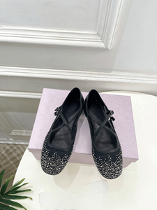 Chaussures plates confortables Jimmy de haute qualité pour femmes, avec empiècements en maille, dégradé de diamants et pendentif perle - Product Image 1