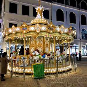 Chevaux de carrousel électriques haut de gamme, manège extérieur pour enfants et adultes, vente en gros disponible - Product Image 1
