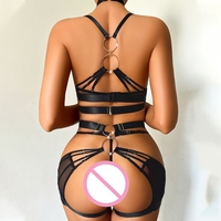 KISS ME ANGEL Ensemble de lingerie sexy pour femme avec harnais à anneaux en métal noir, porte-jarretelles, collier ras-du-cou, soutien-gorge en résille transparente, string et bretelles réglables