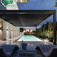 Pergola en aluminium à lames motorisées automatiques murales avec éclairage LED intégré et fonctionnalités personnalisables