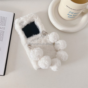 <span class=keywords><strong>Coque</strong></span> de téléphone en peluche moelleuse et mignonne avec chaîne pompon pour femme, protection chaude d'hiver pour Samsung Z Flip 2456 (vente en gros) - Product Image 2