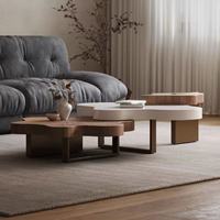 Ensemble de tables basses rétro Clover, forme améba, placage noyer, plateau en pierre frittée, structure en cuivre et acier inoxydable, pour maison et hôtel