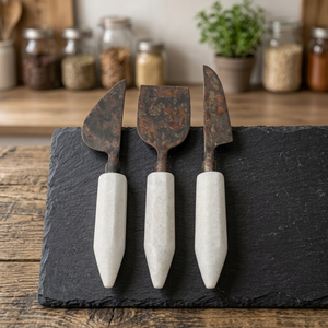 Ensemble de couteaux à fromage vintage, lames en métal mat, manches blancs, pour planches à charcuterie - Product Image 1