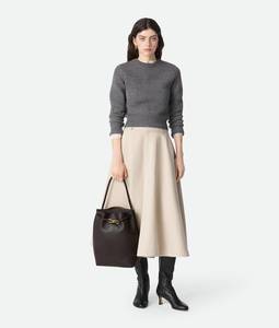 Sac seau Bottega BV Andiamo, sac seau en cuir de veau soyeux avec détail de nœud signature et bandoulière coulissante Veneta - Product Image 1