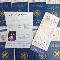 Invitation de mariage bleu marine personnalisée sur le thème du voyage, avec compas en feuille d'or, carte du monde et billet d'embarquement
