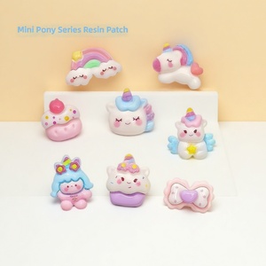 Breloques pour ongles et pinces à cheveux, motif Petit Cheval Blanc Arc-en-ciel, en résine miniature, faites main, DIY, Noël - Product Image 1