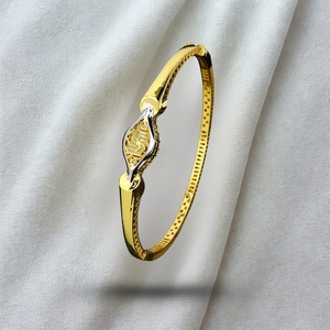 Bracelet élégant en or avec motif ondulé, design sculpté au centre et bords lisses, bijoux élégants pour femmes au quotidien et pour les fêtes - Product Image 1