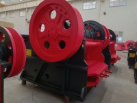 Concasseur à mâchoires fin Hongxing Mining Quarry PEX 300*1300, moteur AC 55 kW, 16-105 Tph, pour granit et construction, pièces de rechange longue durée