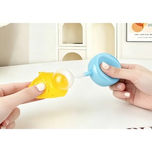 Jouet anti-stress souple et mignon en forme de bouton orange coloré sur le thème alimentaire, pour tous les âges - Product Image 2