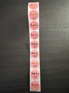 สติกเกอร์กระดาษ PLA พิมพ์โลโก้ร้านอาหารตามสั่ง กล่องบรรจุภัณฑ์แบบม้วน ถุงส่งอาหาร ป้ายซีลกันปลอม ปั๊มฟอยล์ทอง - Product Image 6