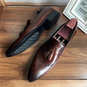 Zapatos de hombre de cuero con punta en pico, estilo inglés, de piel auténtica de vaca de primera calidad, diseño grabado a la moda, mocasines formales. - Product Image 1