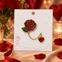 Broche en émail souple Rose de la Saint-Valentin, pendentif cœur, chaîne dorée, bijoux d'amour, badges en gros, broche de revers en métal personnalisée