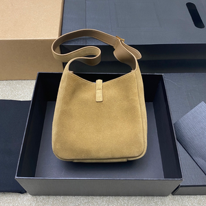 กระเป๋าดีไซเนอร์ที่มีผิวมันวาว ใช้งานได้หลากหลาย หรูหรา มีสไตล์ และประณีต - Product Image 1