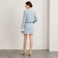 Ensemble tailleur tweed deux pièces pour femme, veste bleu clair en bouclé avec bordure en dentelle et mini-jupe trapèze, tenue sans col à quatre poches