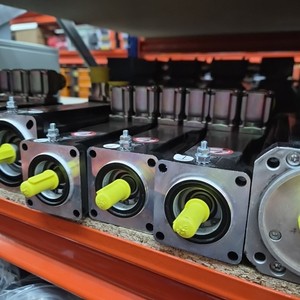 BSH0551T11F2A Lexium BSH Motor de CA de 400W y 9000 RPM para Control de Movimiento en Automatización Industrial - Product Image 1