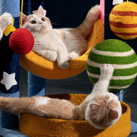 Arbre à chat moderne et stable à 3 niveaux – Poteaux à gratter en bois et sisal inodores, design ciel étoilé, perchoir confortable, emballage carton, pour intérieur