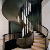 Escalier en spirale en marbre courbé Tanlong, garde-corps en verre courbé noir, éclairage LED pour villa penthouse en Australie