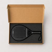 Boîte de raquette de padel écologique en carton ondulé kraft recyclable avec logo personnalisé, couvercle rabattable et insert en mousse protectrice