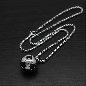 Collier pendentif football en acier inoxydable, style sportif créatif, personnalisé, tendance européenne et américaine, vente chaude - Product Image 2