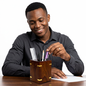 Porte-stylos moderne en bois avec design géométrique et accents dorés pour l'organisation du bureau - Product Image 2