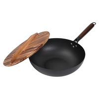 Wok en fer de 32 cm avec poignée en bois et couvercle, chauffe uniforme, ustensile de cuisson durable pour une cuisine saine et les sautés maison